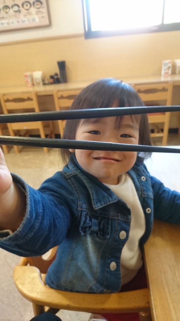 箸でたべてます
